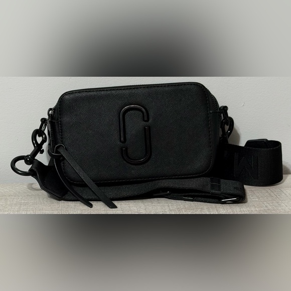 Marc Jacobs camera-style crossbody bag in classic black. Like New - Picture 2 of 7